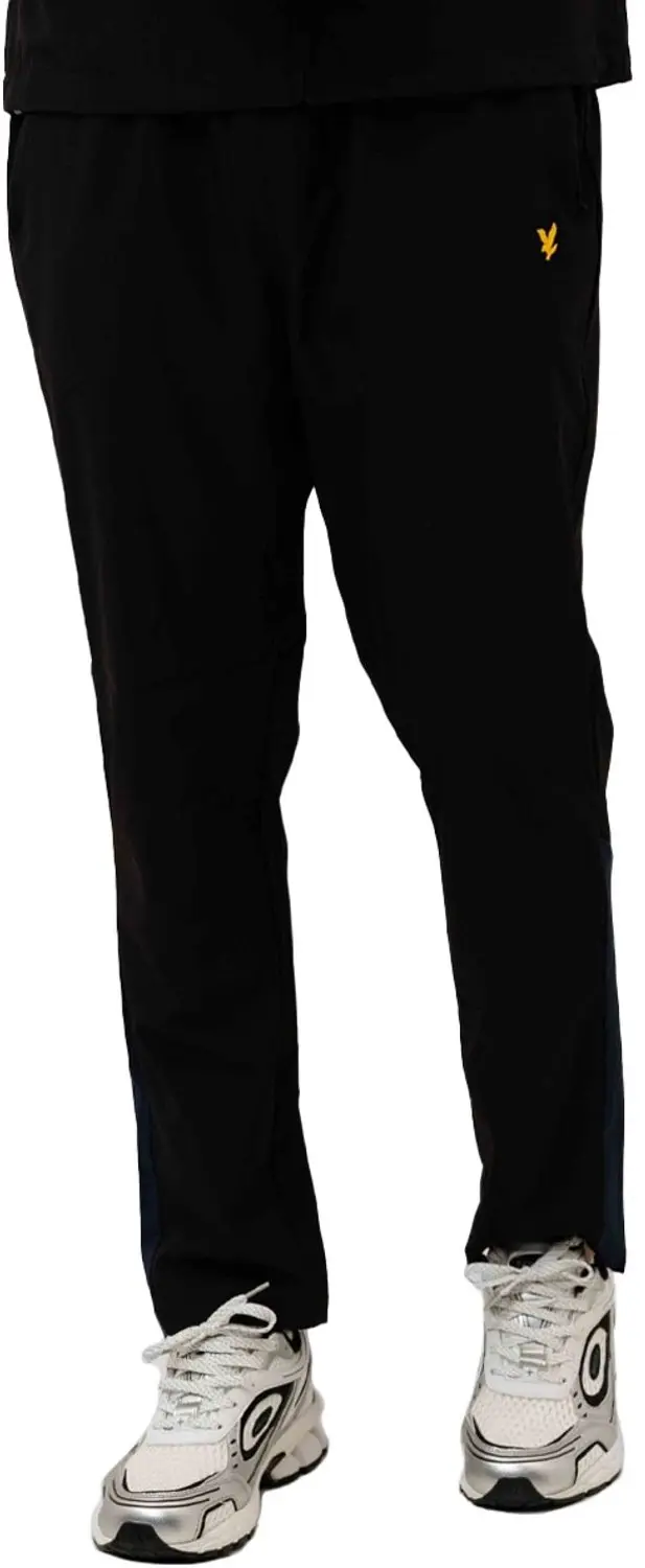 Lyle & scott panelled track pants in de kleur zwart.