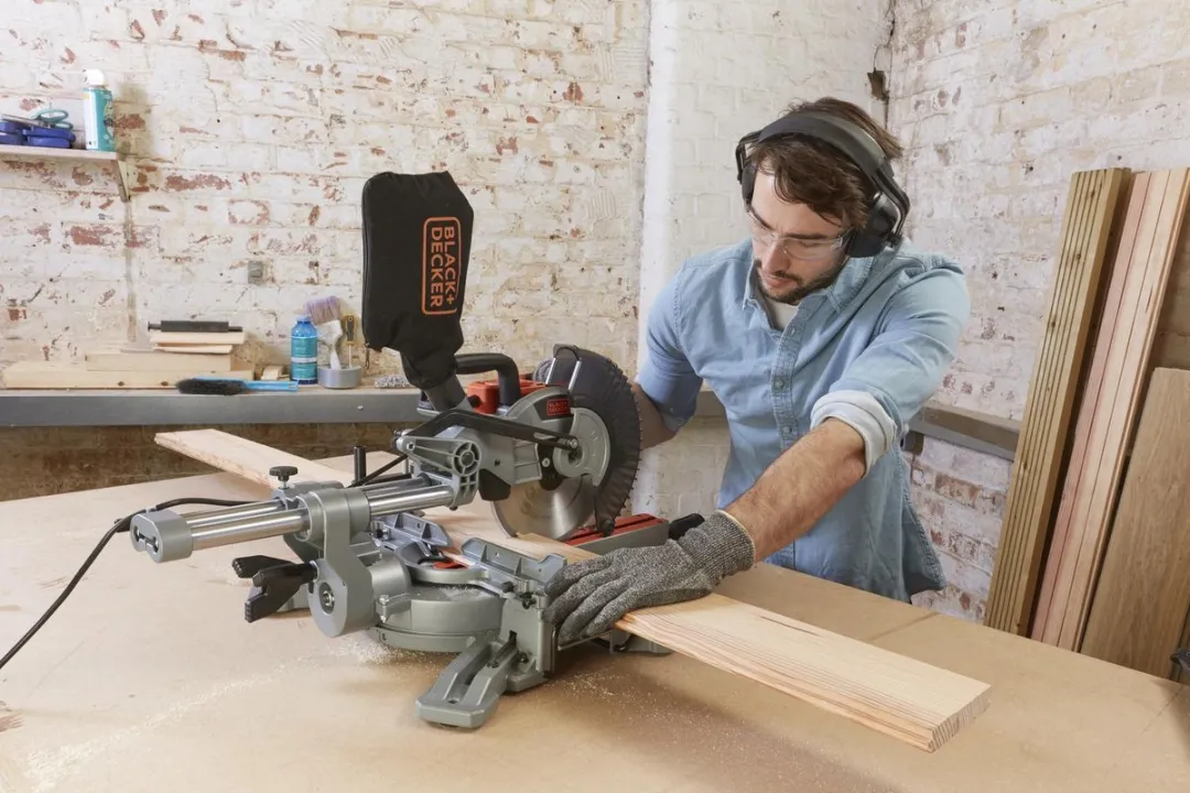 BLACK+DECKER BES700-QS Afkortzaag 1600W - 216mm