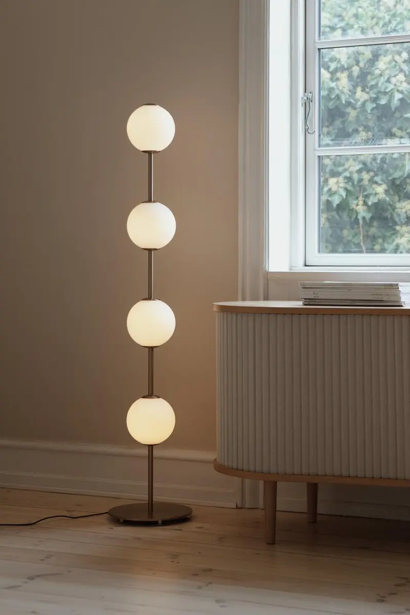 UMAGE Audrey LED Vloerlamp - Messing/Opaal - afbeelding 2 van 4