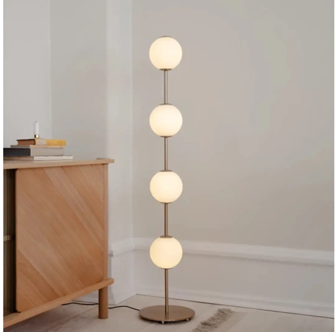 UMAGE Audrey LED Vloerlamp - Messing/Opaal - afbeelding 3 van 4