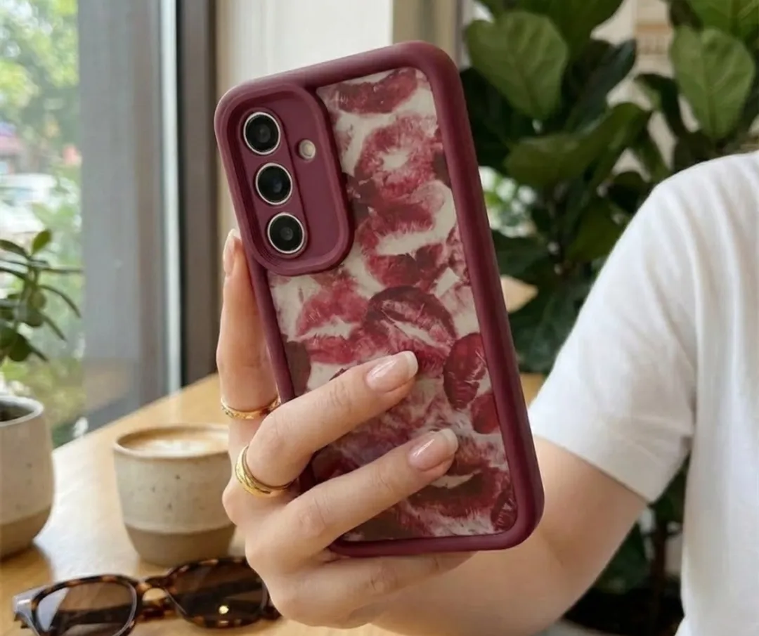 NuveX Samsung Galaxy S25 Plus Hoesje - Bordeaux Rood - Lippenprint