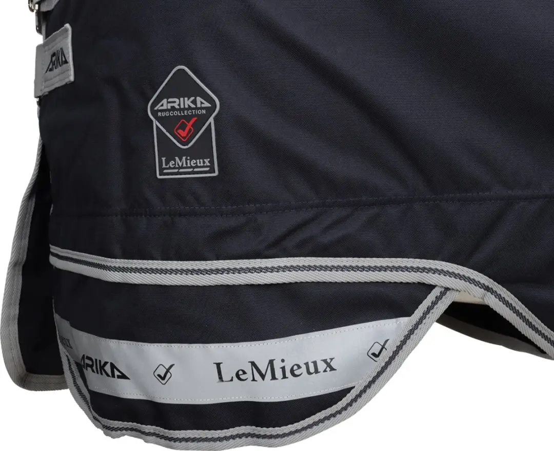 LeMieux Arika Featherweight Turnout Deken - Donkerblauw - afbeelding 2 van 6