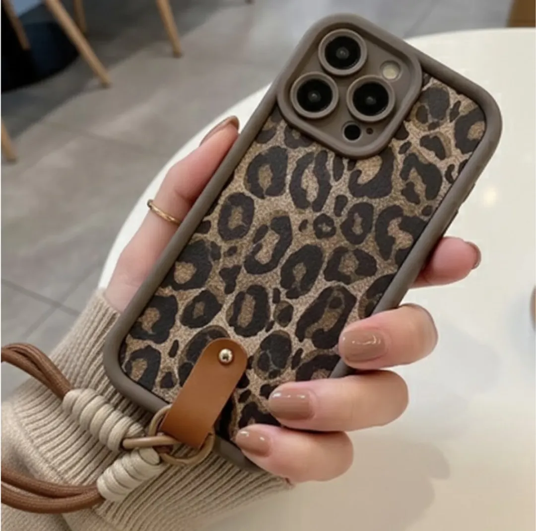 NUVEX iPhone 15 Pro Max Hoesje - Bruin Luipaard Print - Met Koord