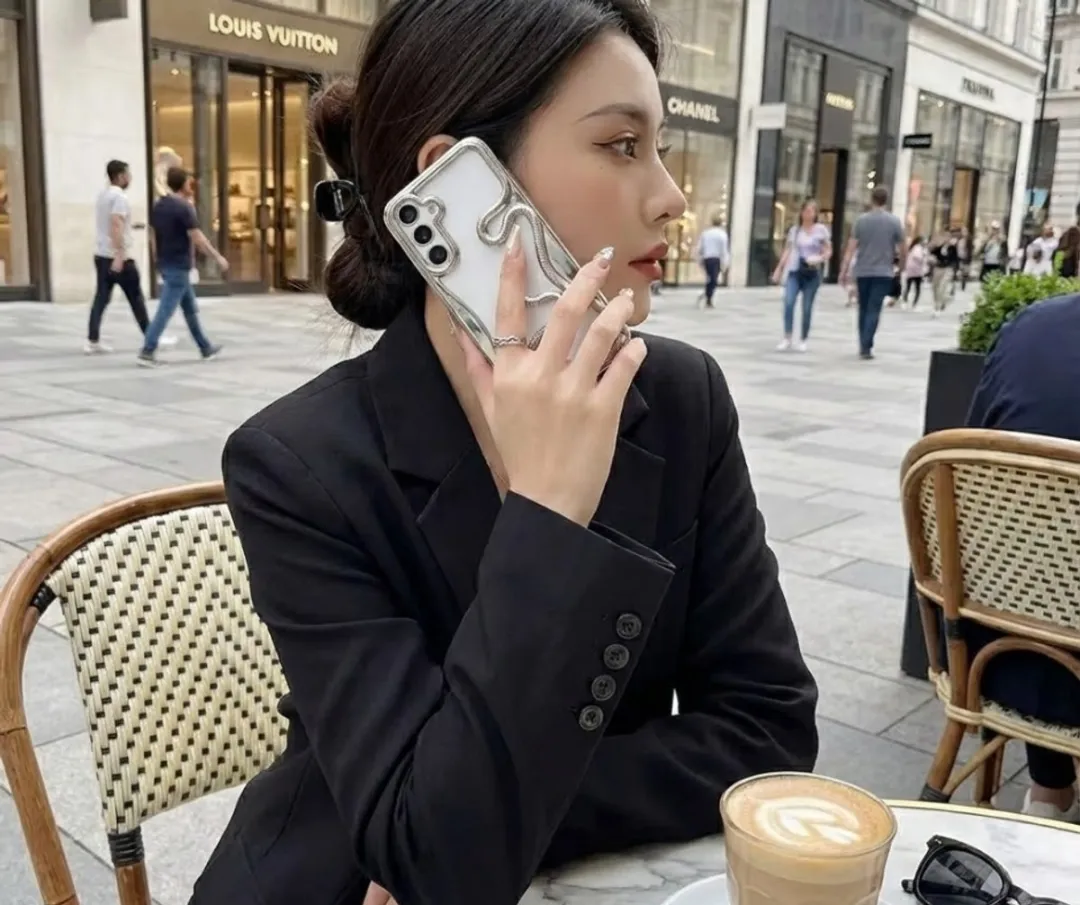 NUVEX Zilverkleurig Telefoonhoesje Samsung Galaxy S25 - 3D Slang Detail