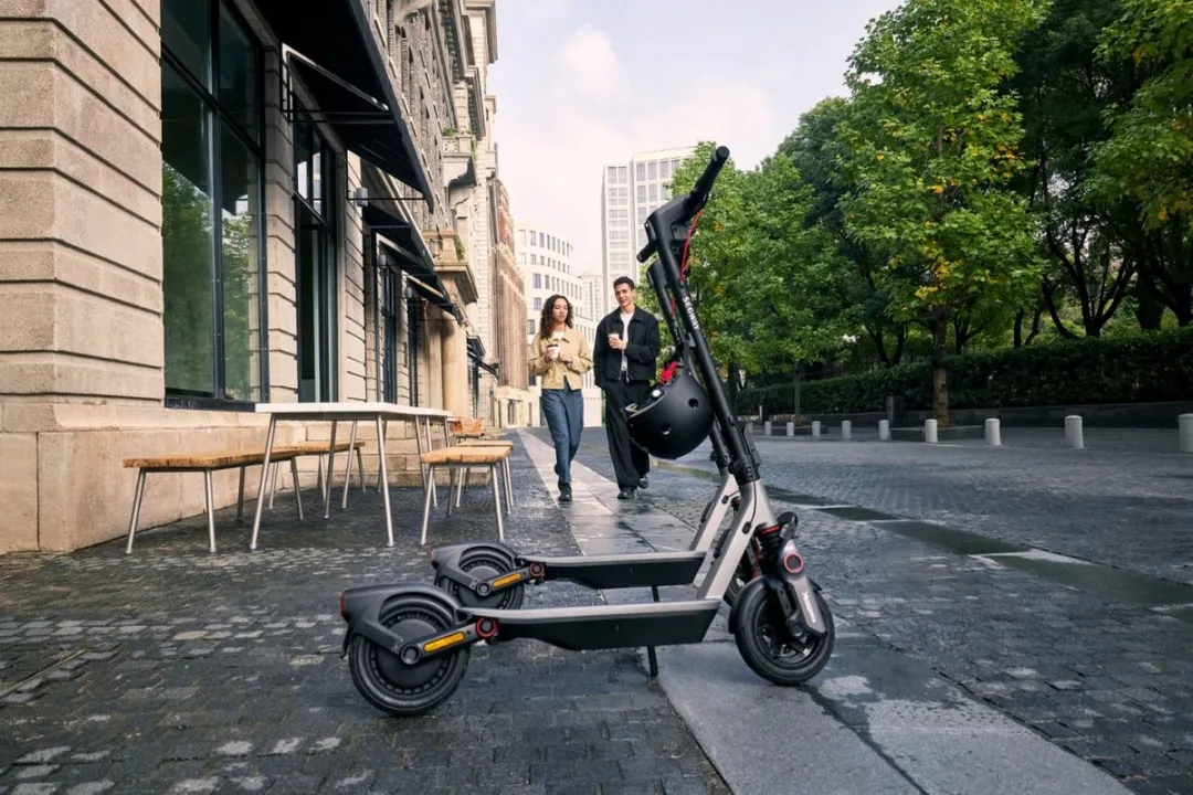 Segway Ninebot F3 E Scooter - 10 Inch - Tweekleurig - afbeelding 3 van 6