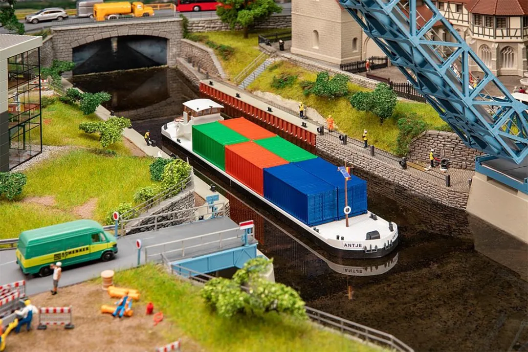 Faller H0 Vloeischip met containers