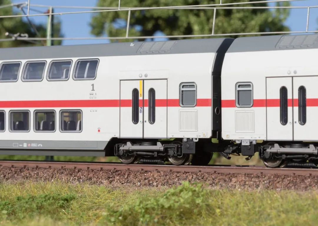 Märklin IC2 DApza 687.2 Tussenrijtuig 1e Klas 43486 - Lichtgrijs met Verkeersrode Sierstrepen