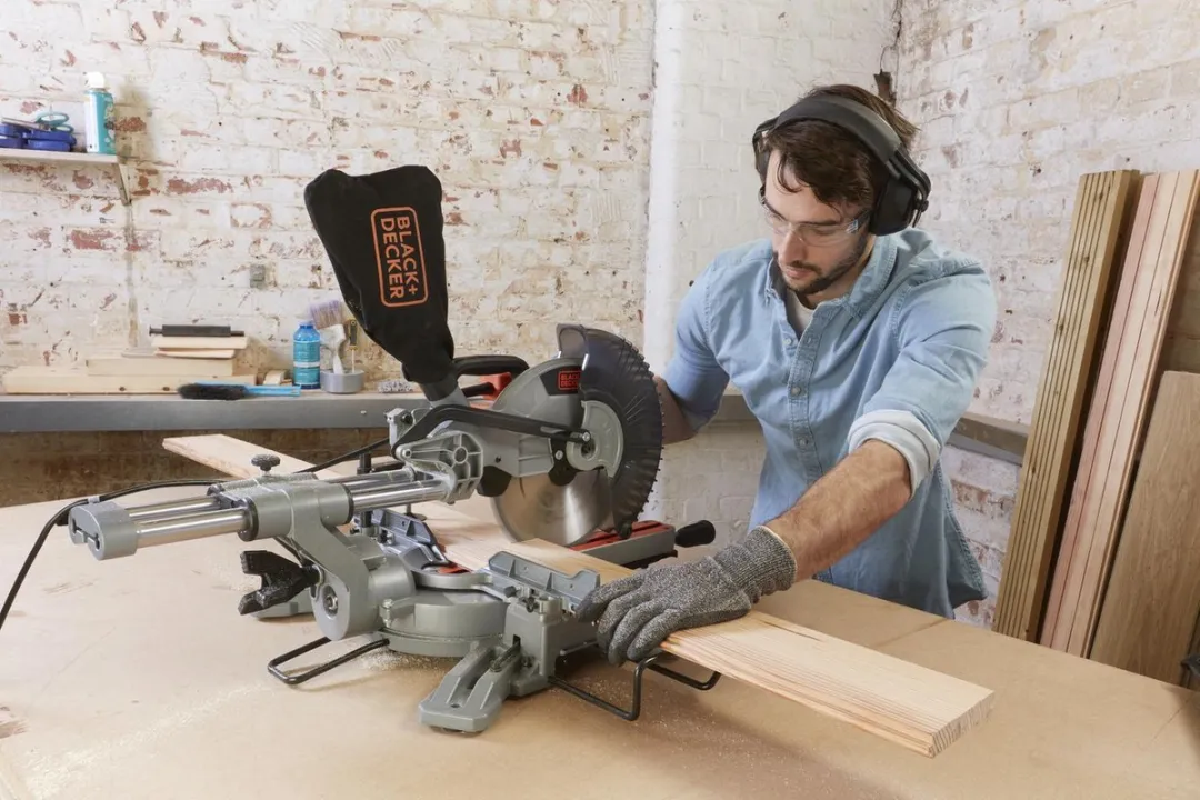 BLACK+DECKER 2100W 254mm afkort- en verstekzaag - BES710-QS