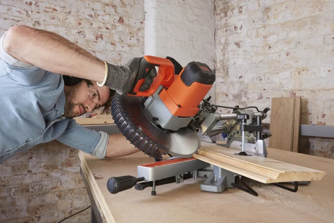 BLACK+DECKER 2100W 254mm afkort- en verstekzaag - BES710-QS