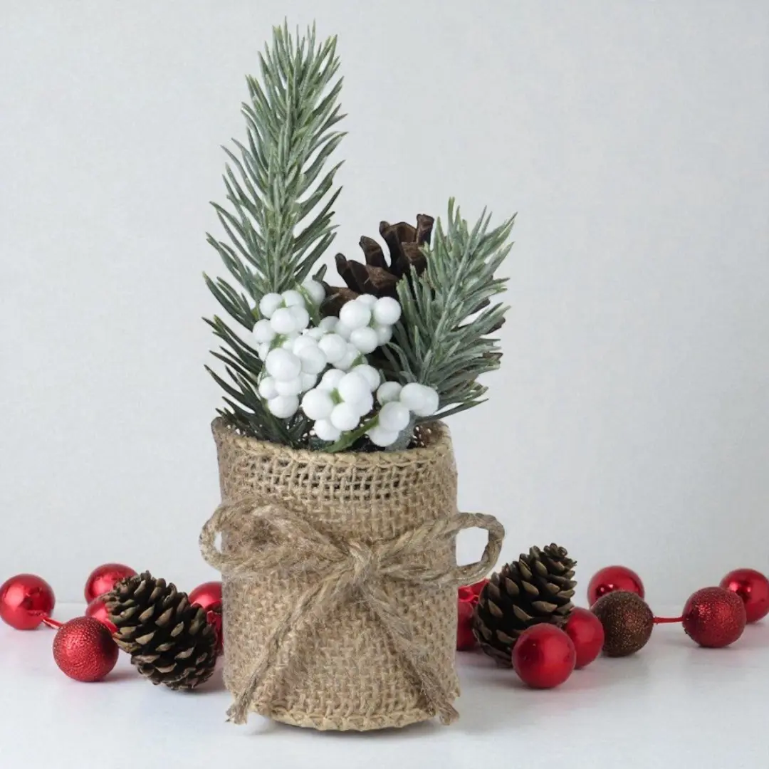 Micro Kerststuk met Witte Besjes