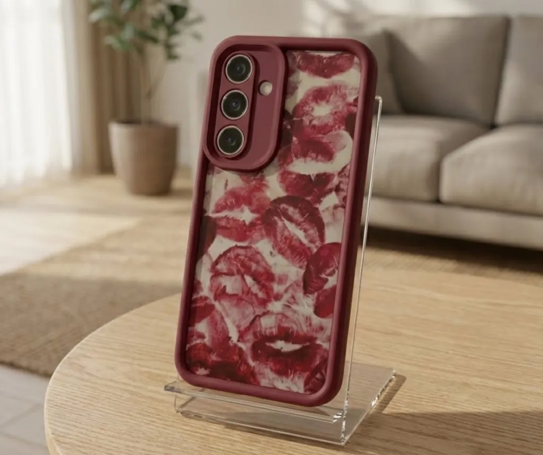 NUVEX Samsung Galaxy S24 Hoesje - Bordeaux Rood - Lippenprint