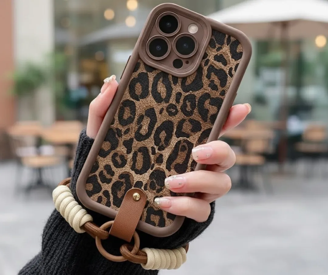 NUVEX iPhone 15 Pro Hoesje - Bruin Luipaard Print - Draagkoord