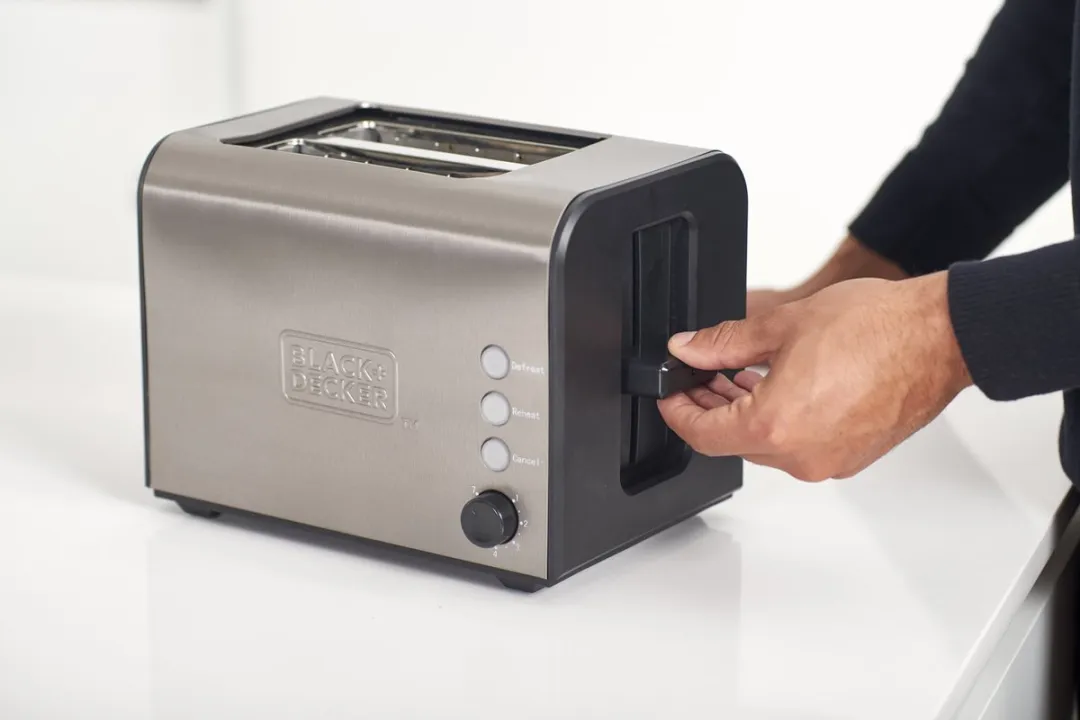 BLACK+DECKER BXTO900E Broodrooster 2 Sleuven 900W - Rood - afbeelding 6 van 6