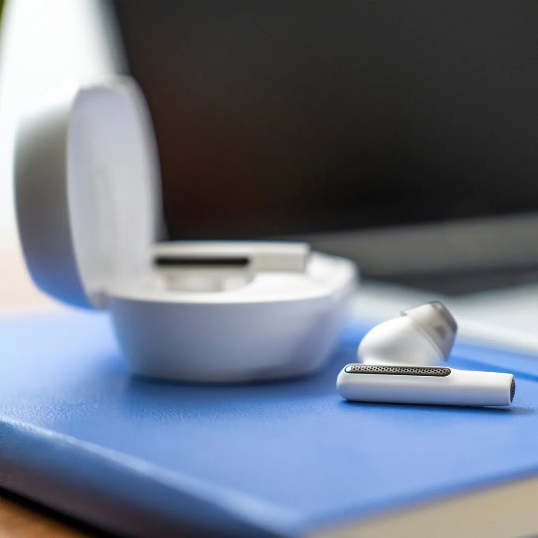 Poly Voyager Free 60+ UC M White Earbuds - Wit