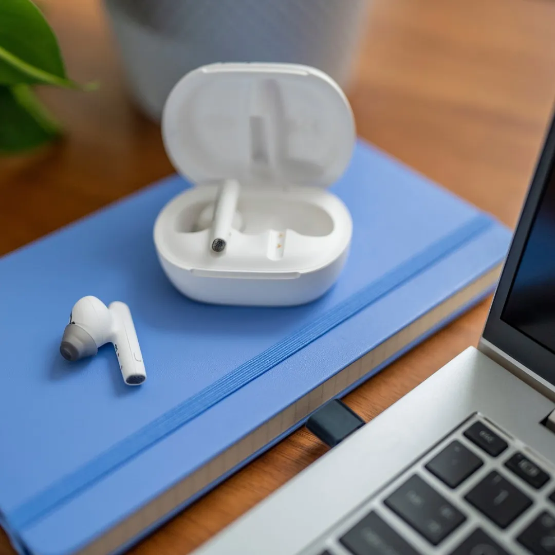 Poly Voyager Free 60+ UC M White Earbuds - Wit - afbeelding 6 van 6