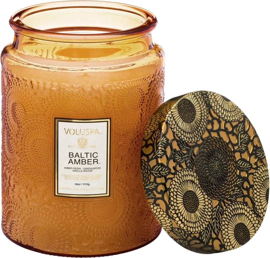 Voluspa Embossed Glass Geurkaars Baltic Amber 450gr - afbeelding 4 van 4