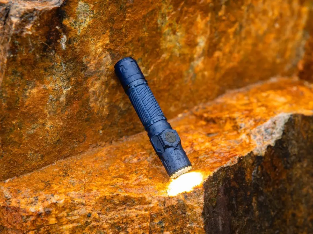 Olight Warrior Ultra Zaklamp - 2500 lm - Navy Blue - afbeelding 4 van 6