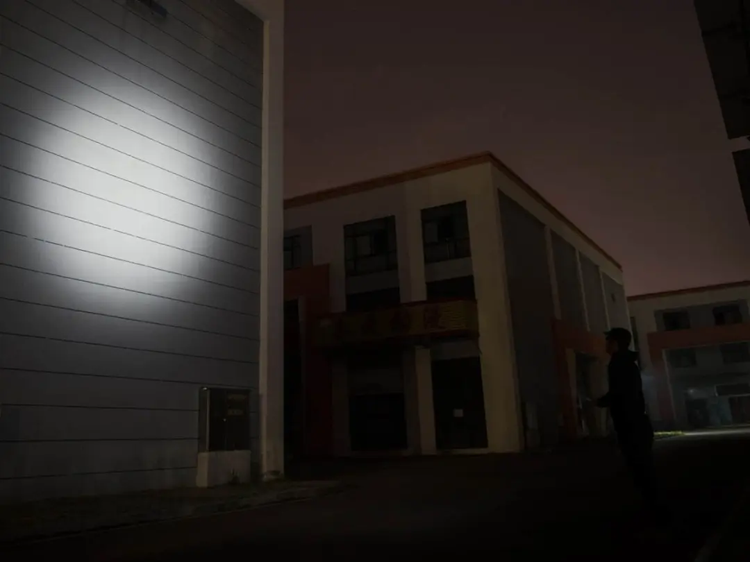 Olight Warrior Ultra Zaklamp - 2500 lm - Navy Blue - afbeelding 3 van 6