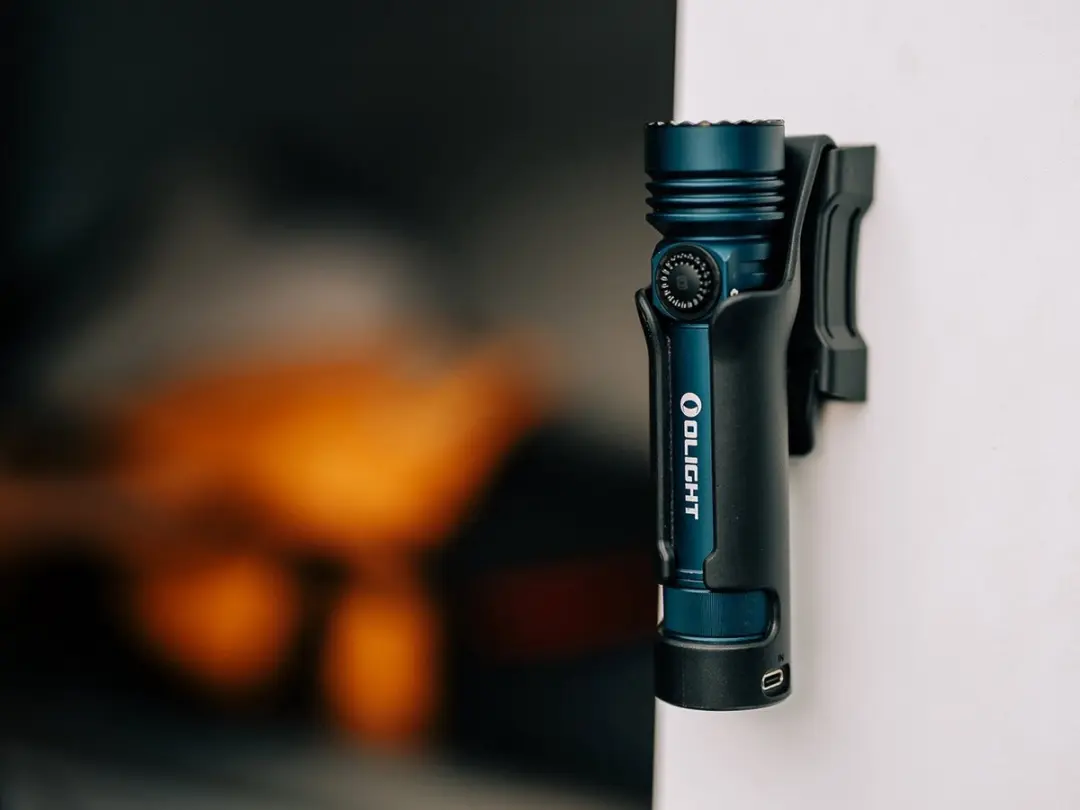 Olight Seeker 4 Pro Zaklamp - 4600 lm - Blauw - afbeelding 3 van 6