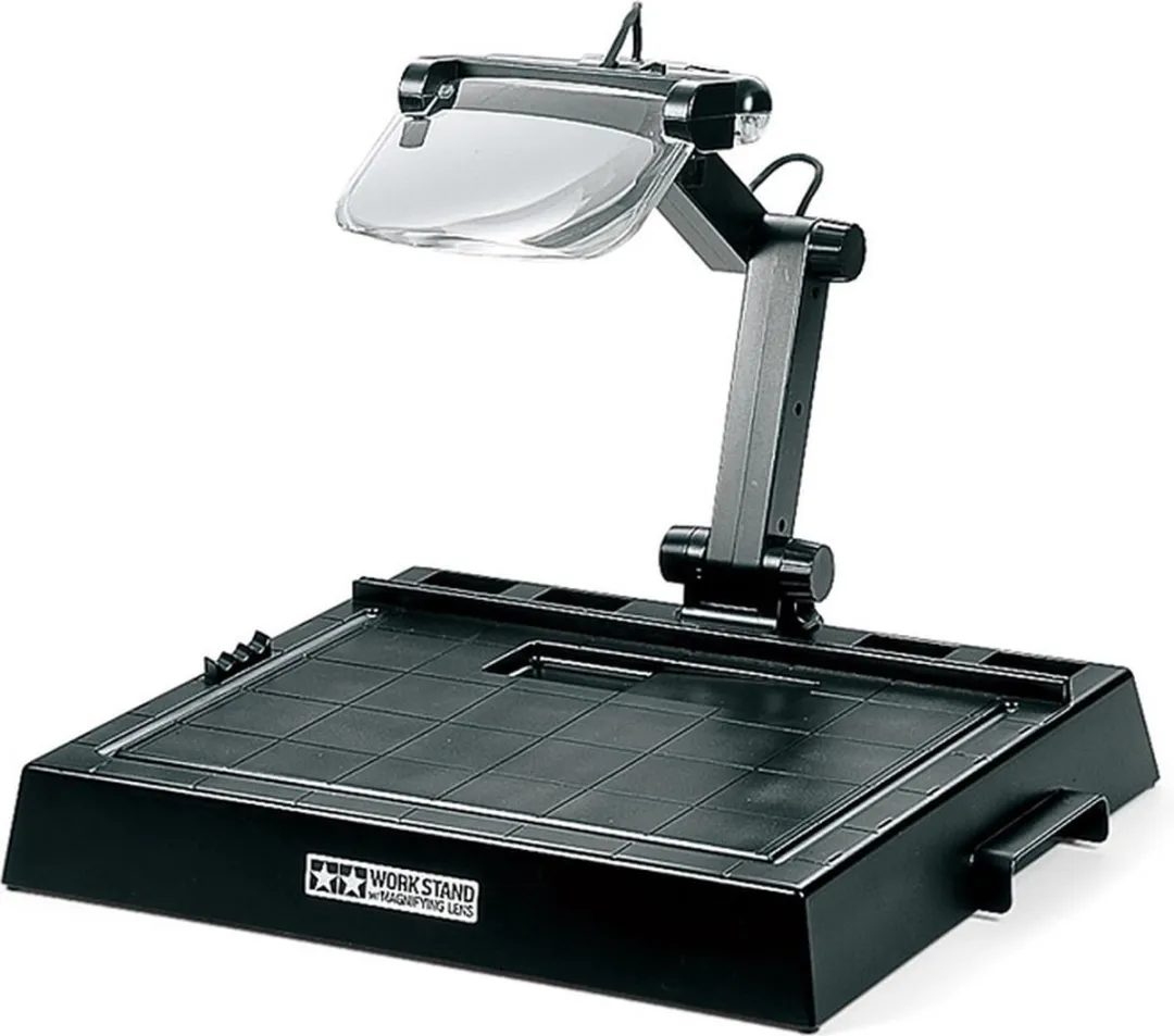 Tamiya 74064 Modelbouwpakket Werktafel met Loephouder - Wit