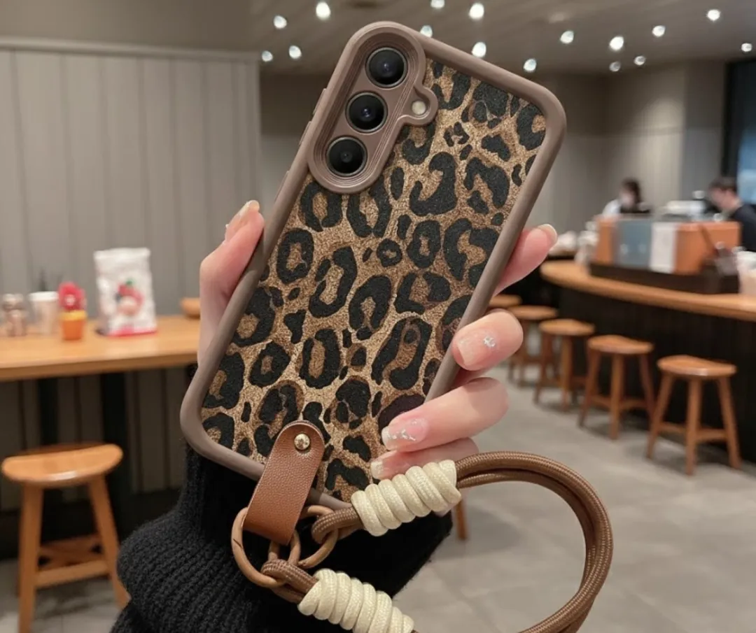 NUVEX Bruin Luipaard Telefoonhoesje S25 Plus - Afneembaar Koord