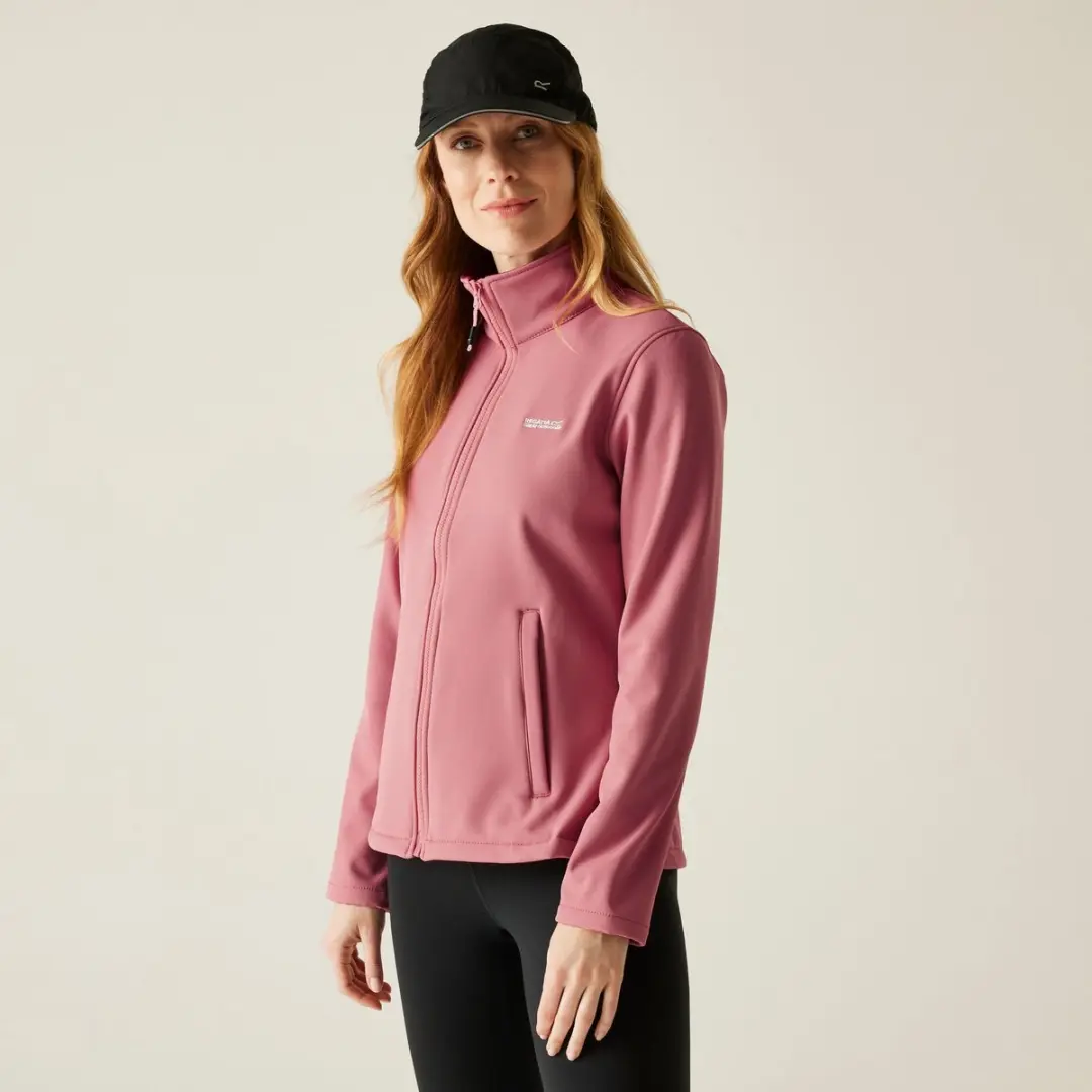 De Connie V waterafstotende wandelsoftshelljas voor dames