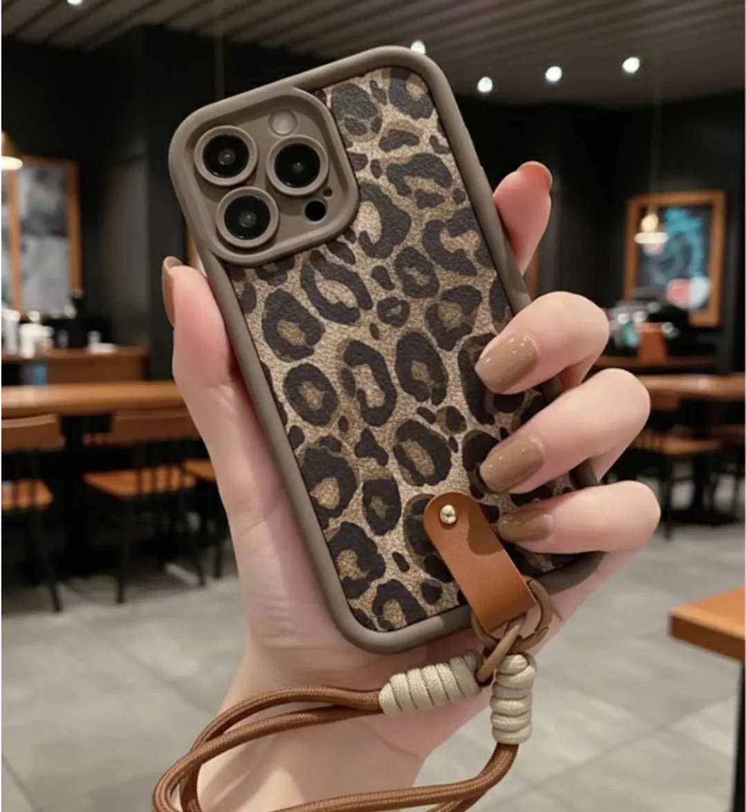 NUVEX iPhone 12 Pro Max Hoesje - Bruin Luipaardprint - Draagkoord