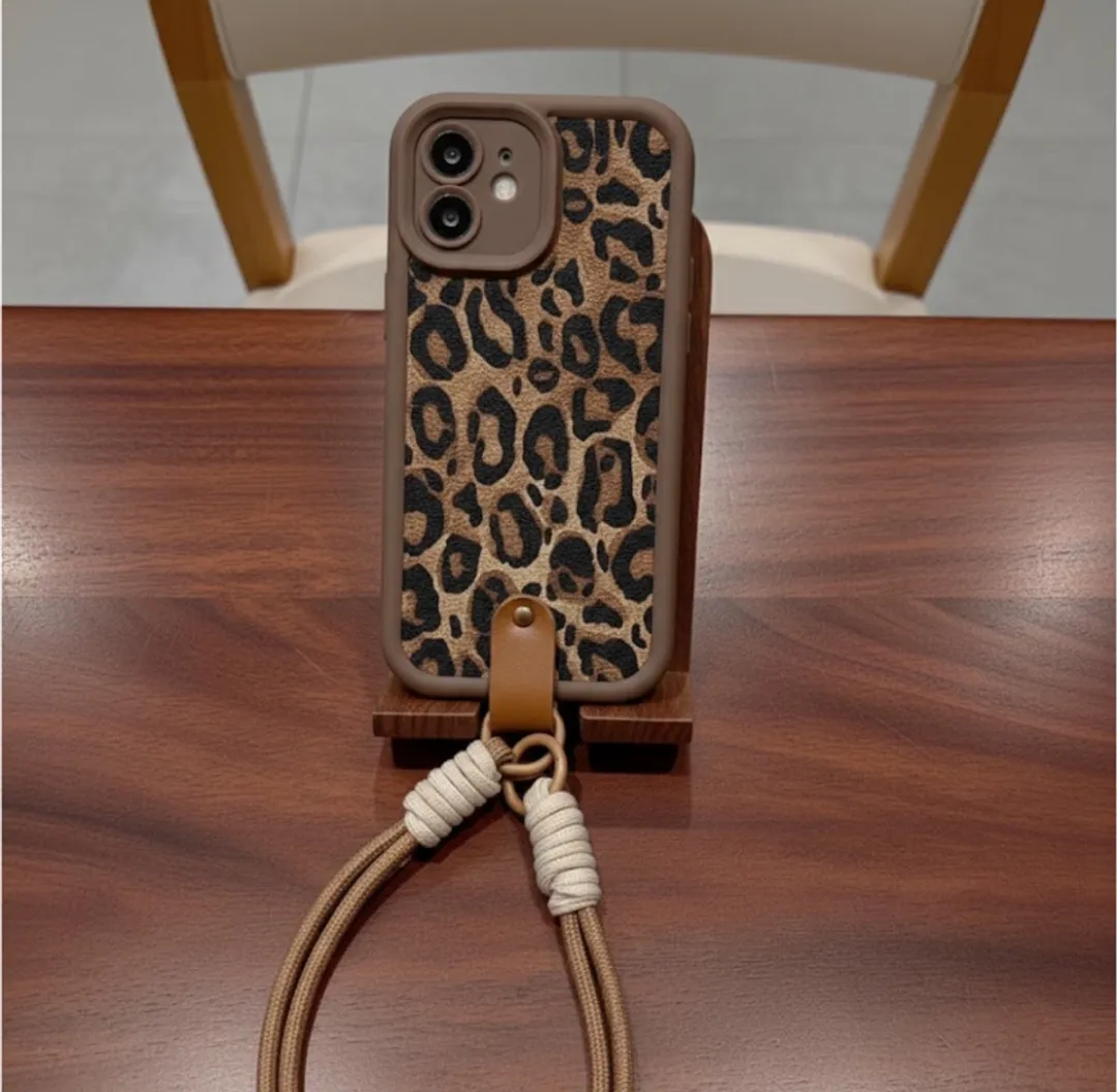 NUVEX iPhone 12 Hoesje - Bruin Luipaard Print - Afneembaar Koord