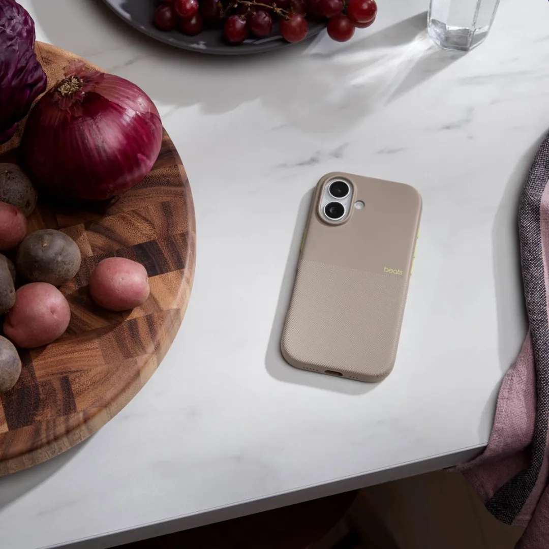 Beats Rugged Case MGK04LL/A - iPhone 17 - Grijs