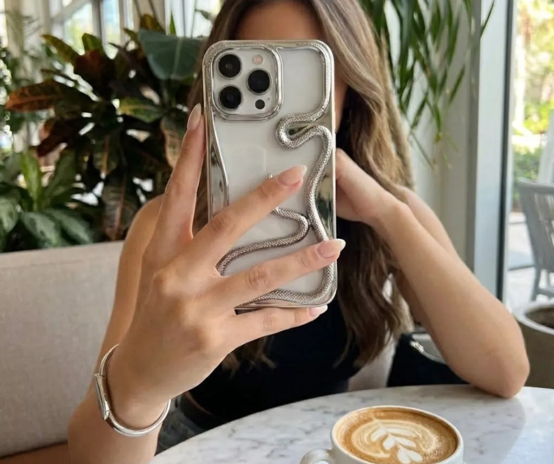 NUVEX iPhone 14 Pro Max Hoesje - Zilverkleurig - 3D Slang Detail