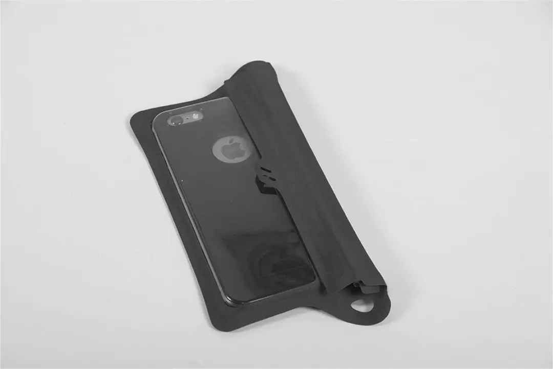 Sea to Summit TPU Guide XL Waterdichte Telefoonhoes - Zwart - afbeelding 2 van 5