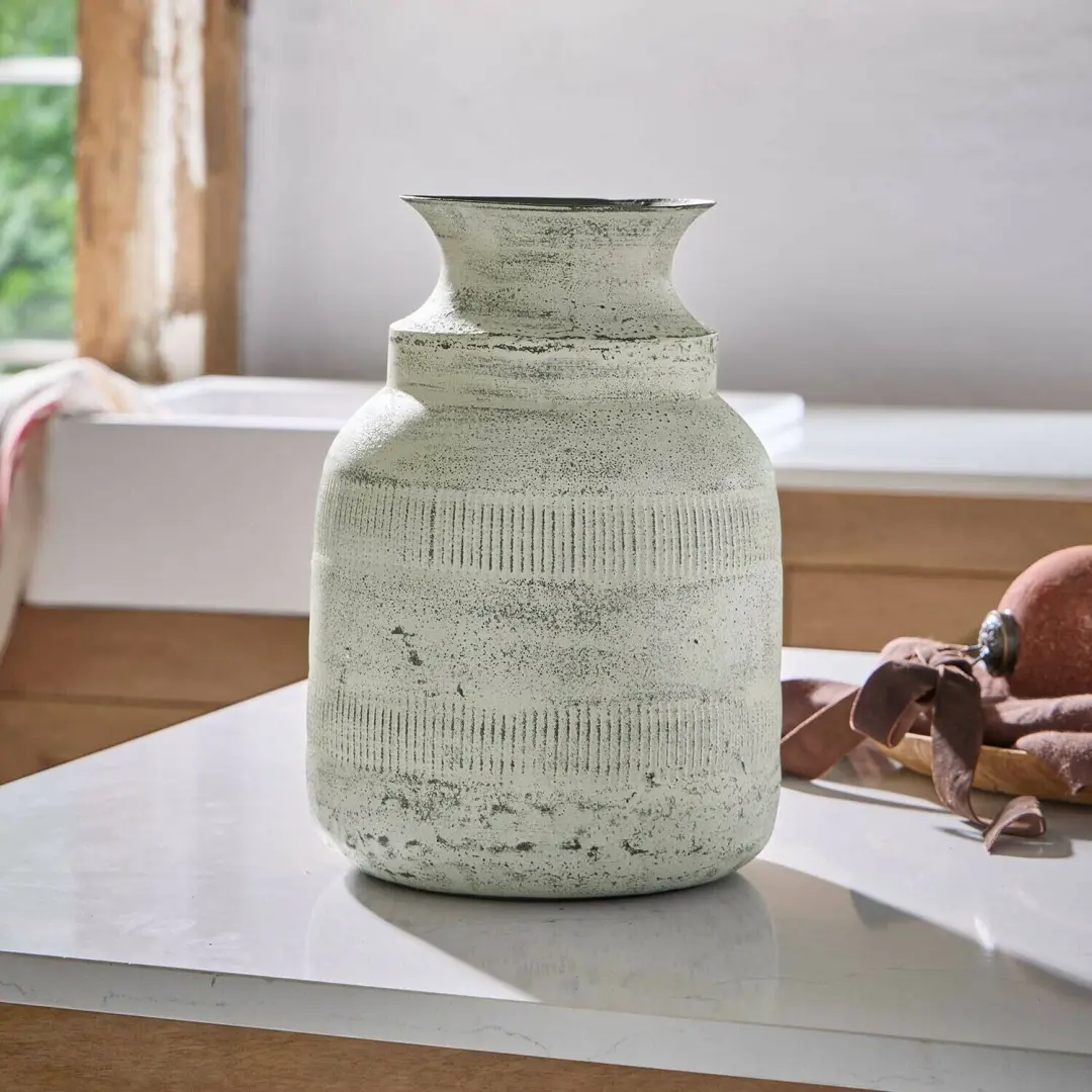 Loberon Elvros Decoratieve Vaas - 21cm - Antiekwit - afbeelding 3 van 5