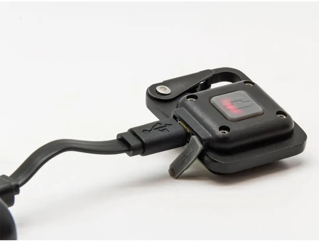 True Utility Button Lite LED Carabiner - Rood - afbeelding 4 van 5