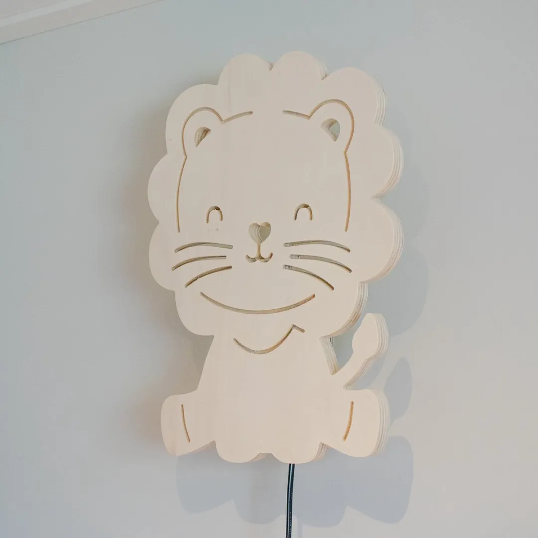 Houten wandlamp ~ Leeuw