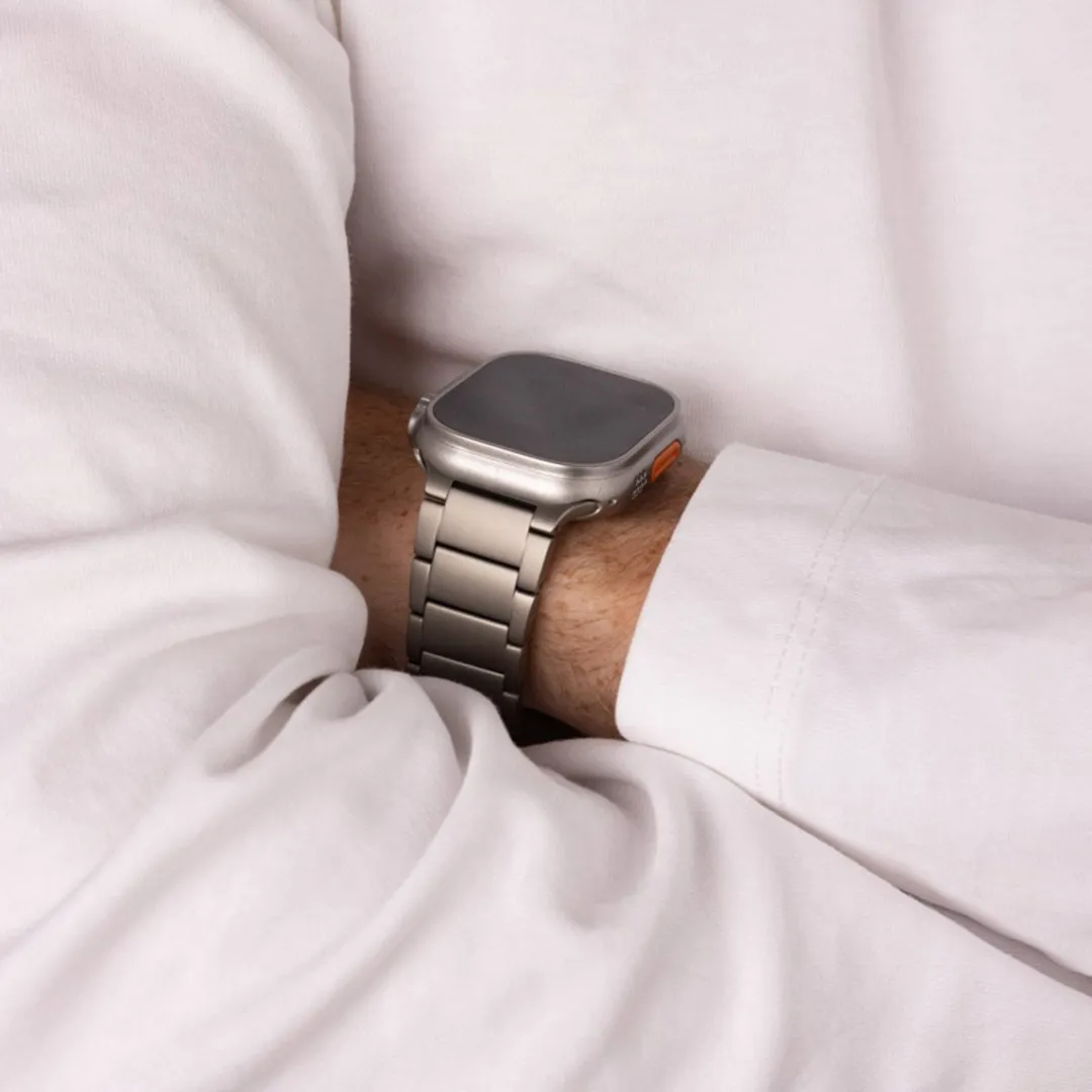 Accezz Mat Titanium Bandje - Apple Watch 44/45/46/49mm - Grijs