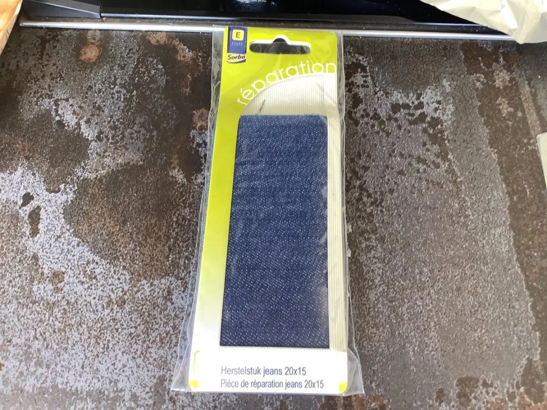 opstijkbaar reparatiedoek voor donkerblauwe jeans. snelfix. sorbo.20 x 15 cm