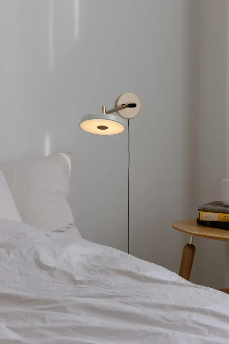 UMAGE Asteria Long Wandlamp - Olijf - afbeelding 4 van 6