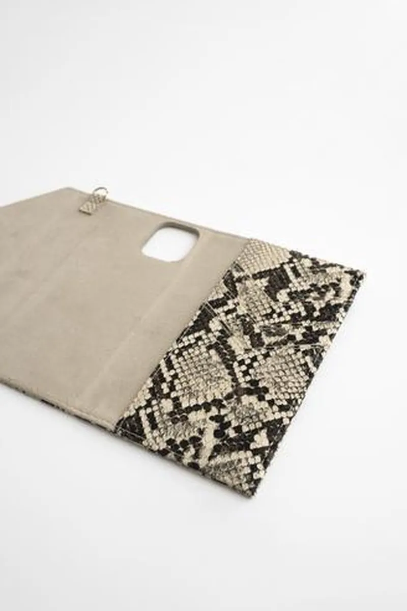 iDeal of Sweden Envelope Clutch iPhone 12/12 Pro - 3 Pasjes - Desert Python - afbeelding 4 van 4