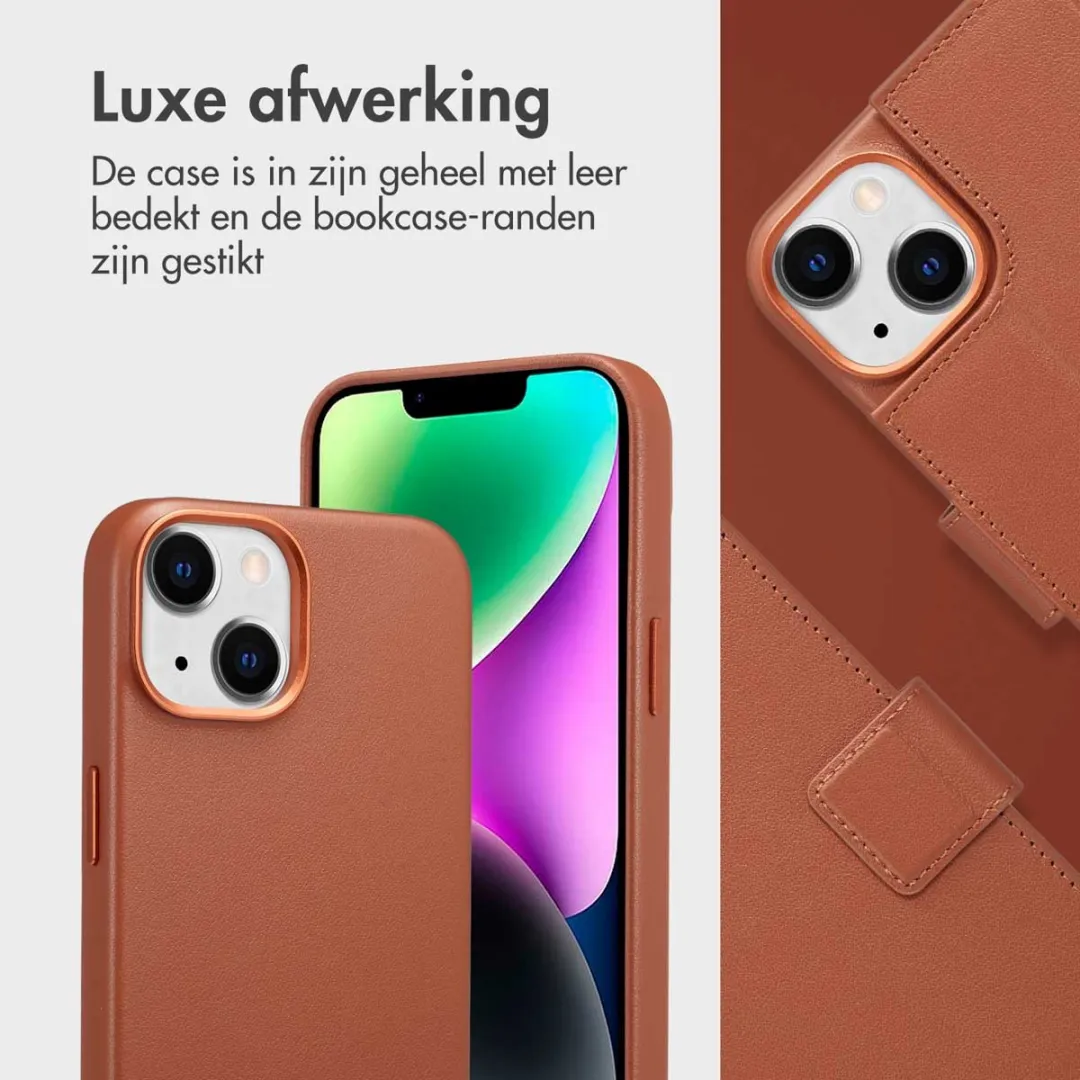 Accezz iPhone 14 Hoesje - Leather Bookcase 2-in-1 - Bruin