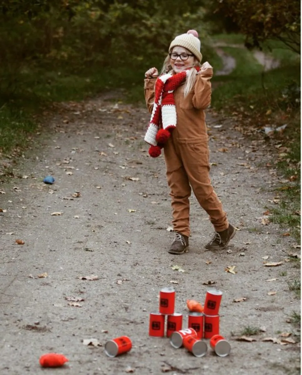 BS Toys Blikgooien Werpspel - Speelgoed Pittenzak Gooien - Kinderspeelgoed vanaf 3 Jaar - Buitenspeelgoed - 10 Blikken - Rood - Spelletjes voor kinderen - Buiten speelgoed - Buitenspel - Buiten Spellen - Tuin Speelgoed - Cadeau kind