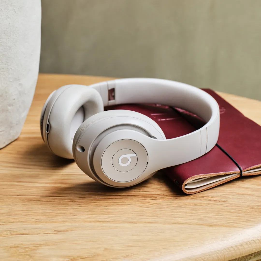 Beats Studio Pro MQTR3ZM/A Draadloze Koptelefoon - Zandsteen - afbeelding 6 van 6