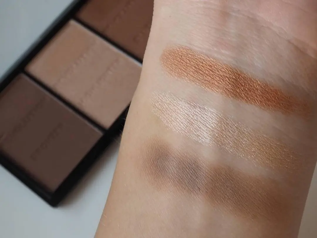 Makeup Revolution Contour Kit C04 - Light/Medium - 108g - afbeelding 3 van 4