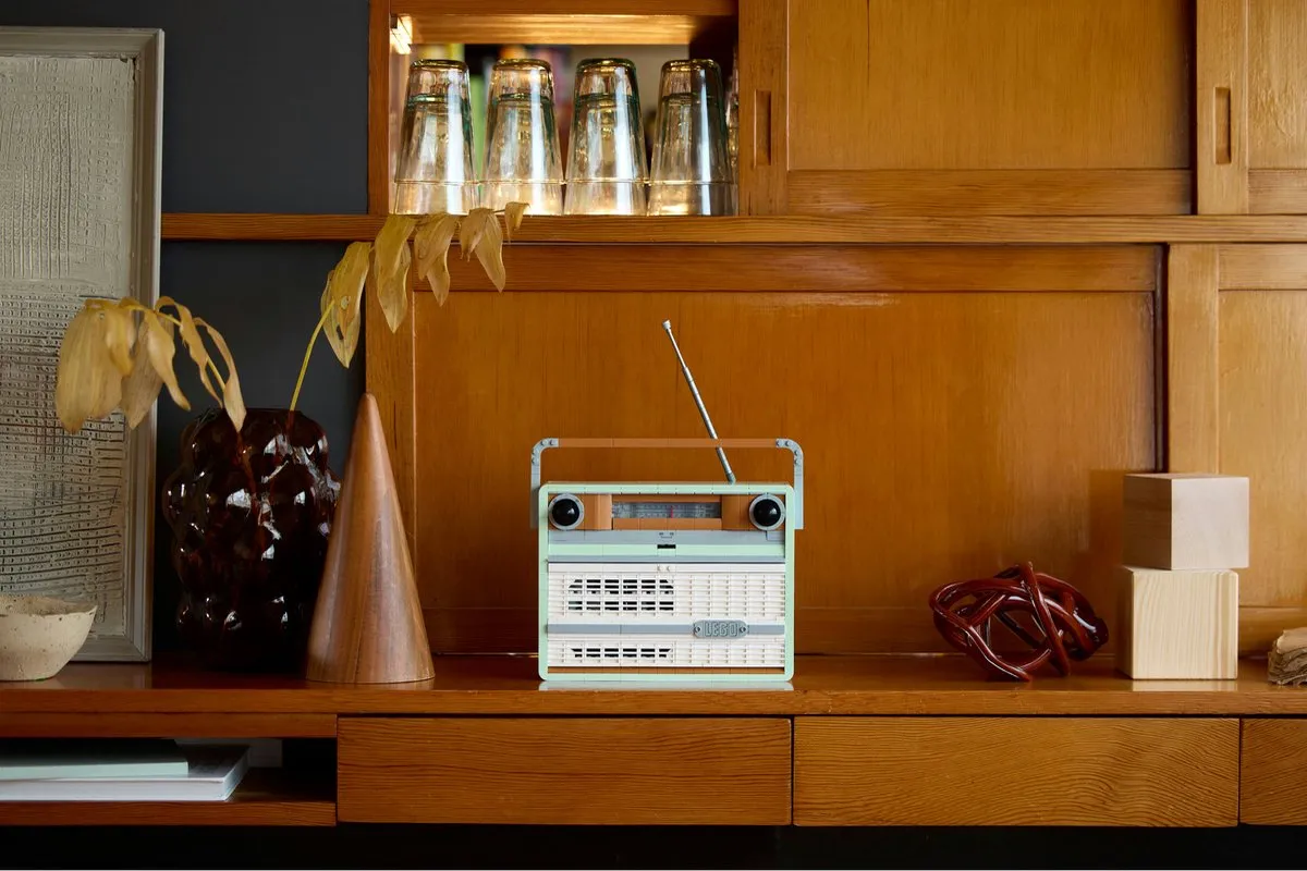 LEGO Icons Retro Draagbare Radio 10334 - 906 Stukken