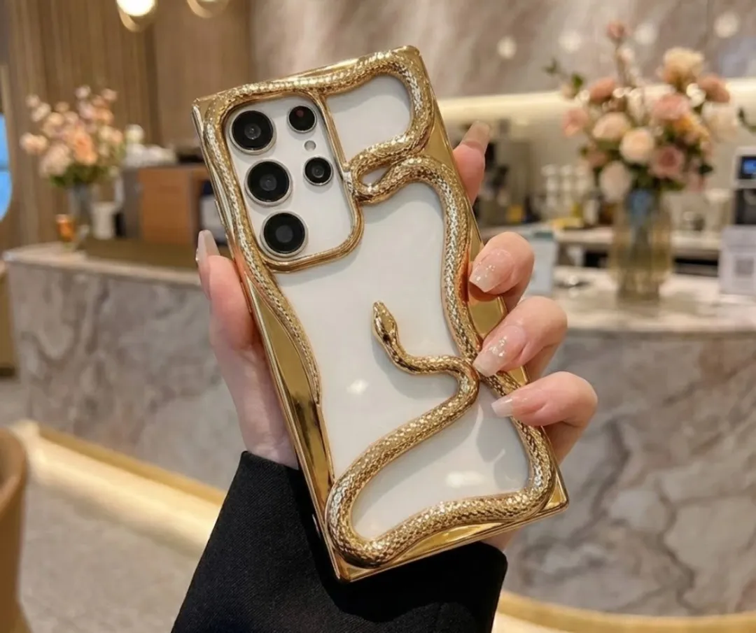 NUVEX Telefoonhoesje S24 Ultra - Goudkleurig - 3D Slangdesign