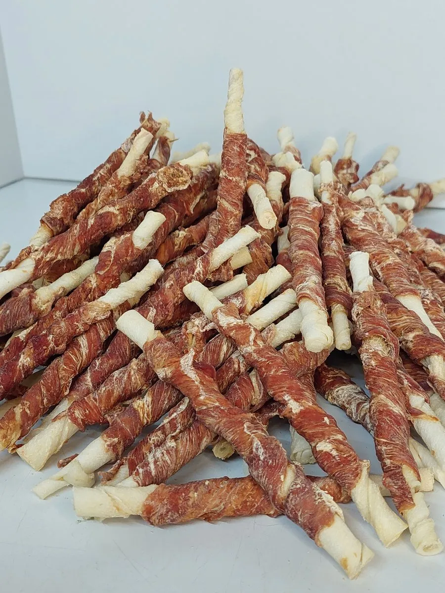 DierOKÉ - 100 runderhuid kauwstaafjes met eend - runderkauwstaafjes - natuurlijke hondensnacks - runderbotjes duck - XXL verpakking - gedraaide sticks