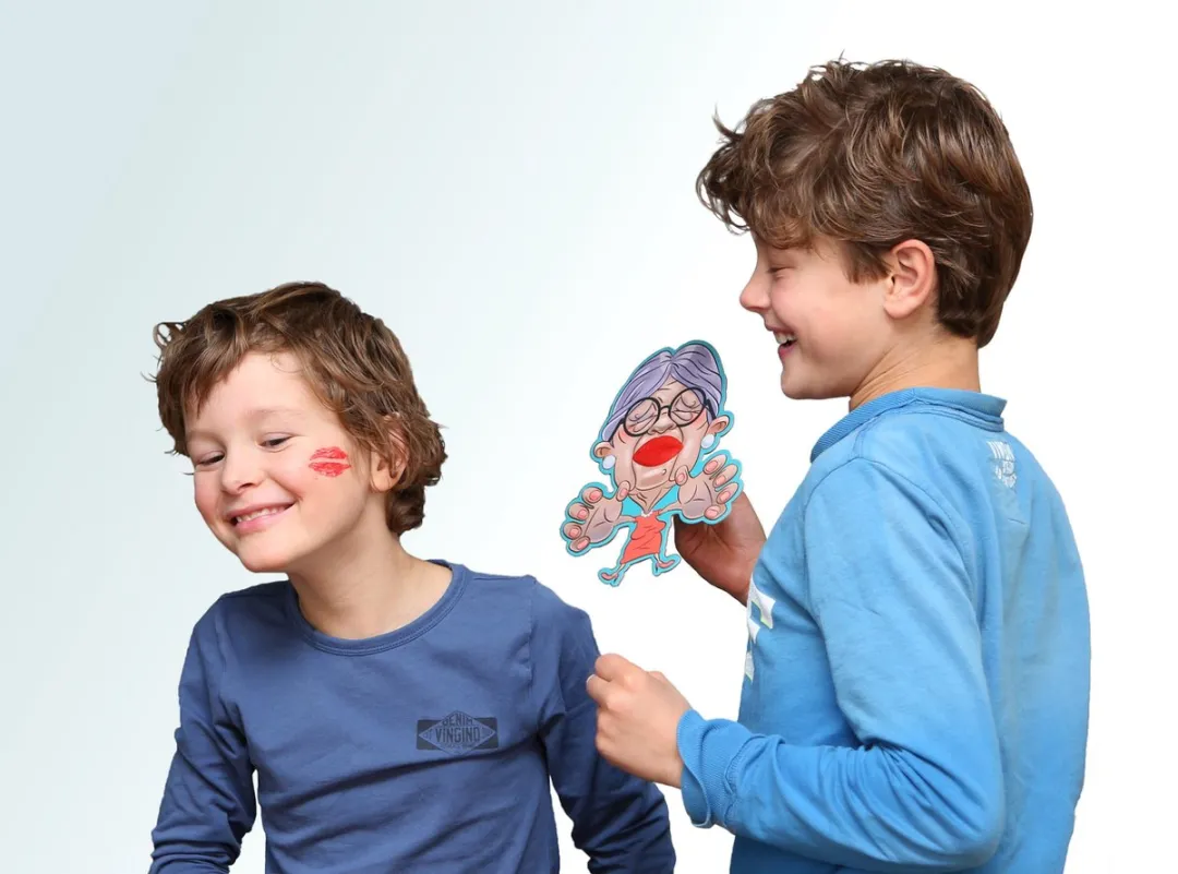 Geef Oma Een Kus - Familiespel - Voor 2-5 spelers vanaf 8 jaar