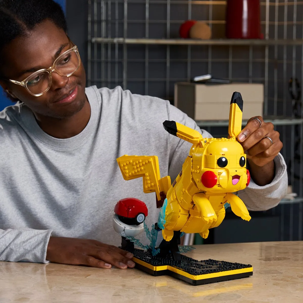 LEGO Pokémon Pikachu & Pokéball Bouwpakket 2050 Stuks - Multicolor