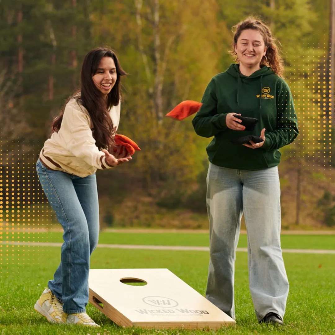 Wicked Wood Games Cornhole Set Rails Design 120x60cm - 2 Bordjes + 8 Zakjes - Bruin/Oranje/Zwart