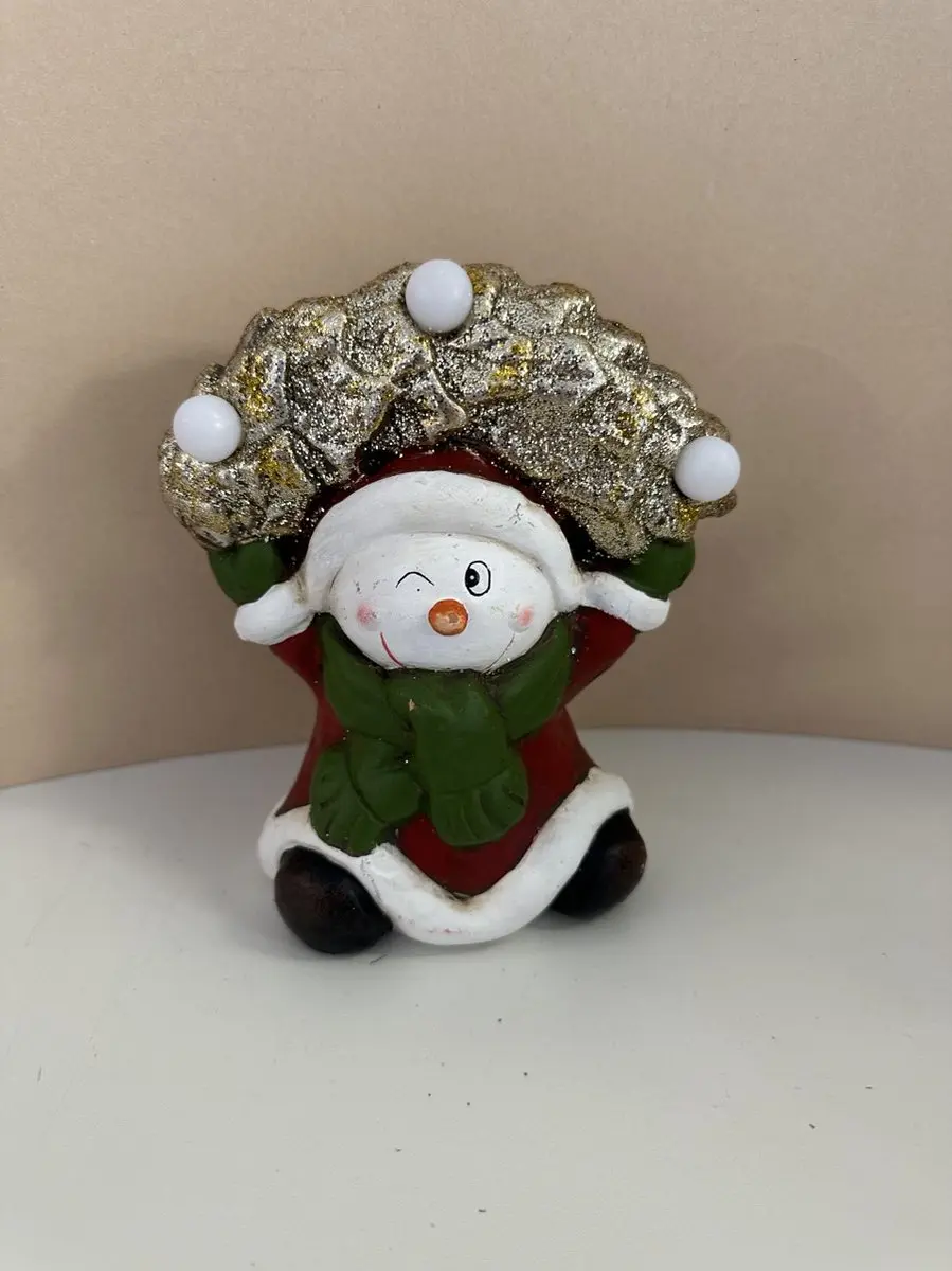 Kerstbeeldje met LED - Sneeuwpop - met 3 LEDs - Rood & groen + glitters - keramiek - 14x13x9cm - Kerstdecoratie
