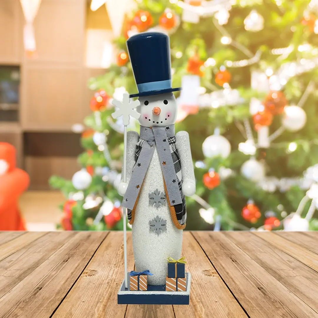 Houten sneeuwpop met sneeuwvlok en cadeautjes